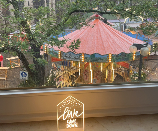 Leuchtbild "Love came down"